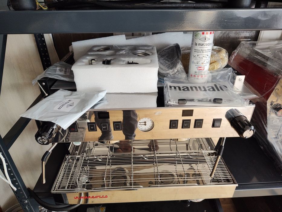 Професійна кавомашина LA marzocco linea .

Рік випуску:2025.

Нова.