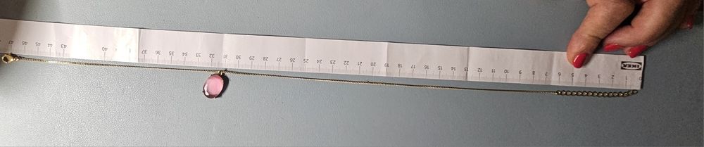 Colar dourado com pedra rosa