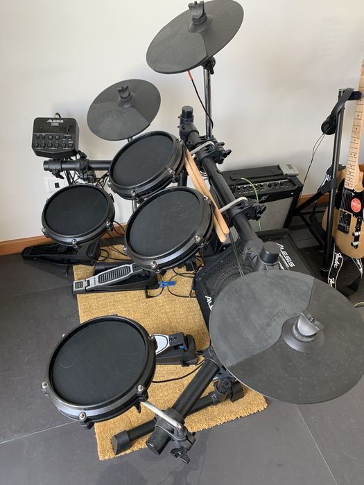 Bateria Alesis turbo Mesh kit + Aplificador Alesis activedrummer