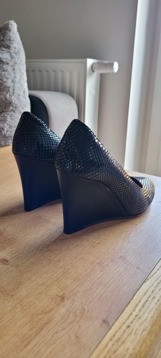 Czarne czółenka Lasocki na koturnie r. 37