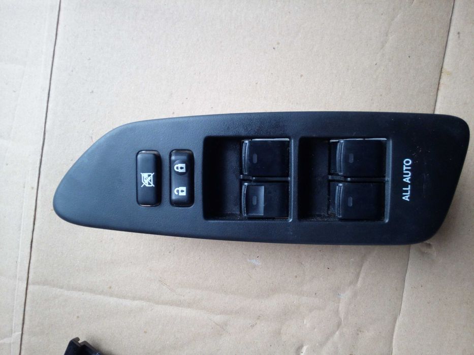 Toyota auris I 06-12 PRZEŁĄCZNIK SZYB lewy przód