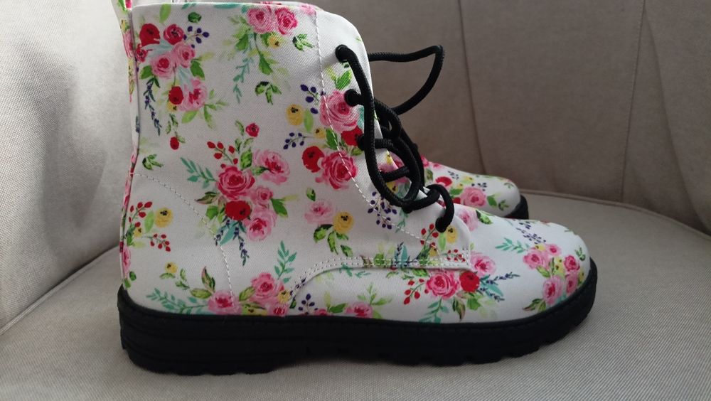 Botki z kwiatki. Nowe. R.39