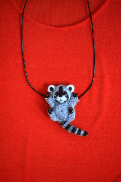 Подвеска или брошь из шерсти енотик