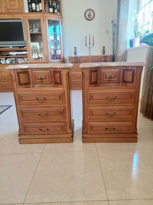Vendo quarto de casal em madeira de castanho como novo,
