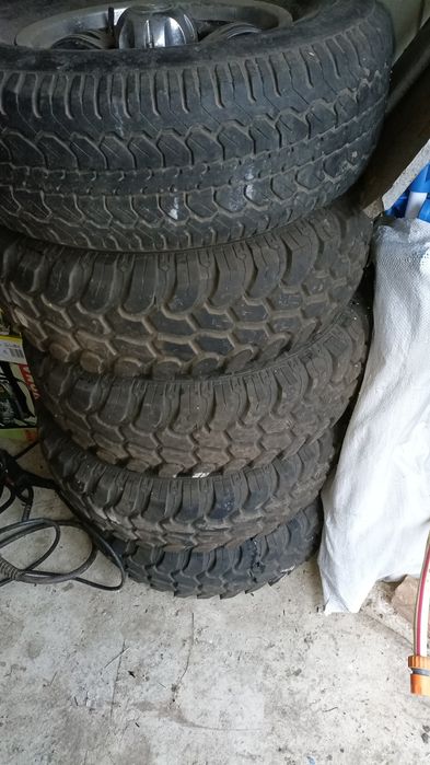 Продам грязяву резину 30.9.5.r15.