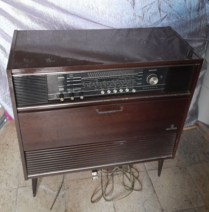 Rádio e giradiscos grundig