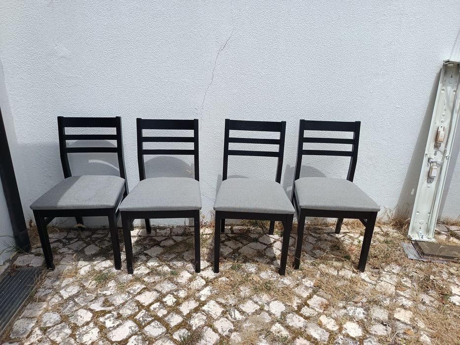 4 cadeiras pretas e cinza