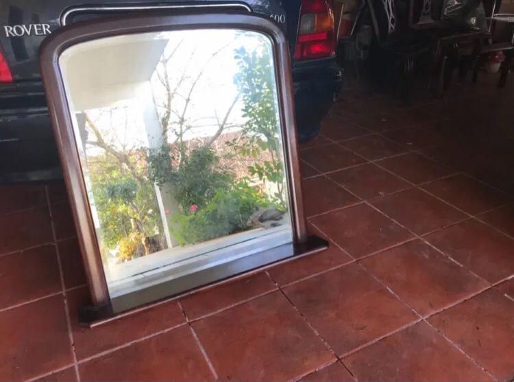 Diversas mesas, aparador e Ilha de cozinha com rodas