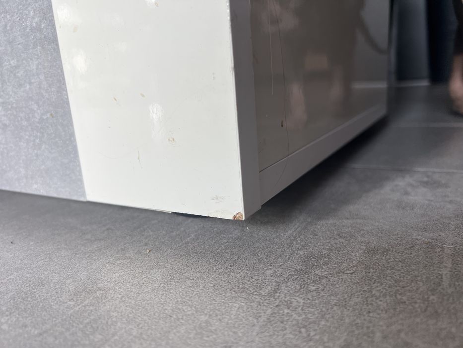 Komoda biała z frontami imitacji betonu