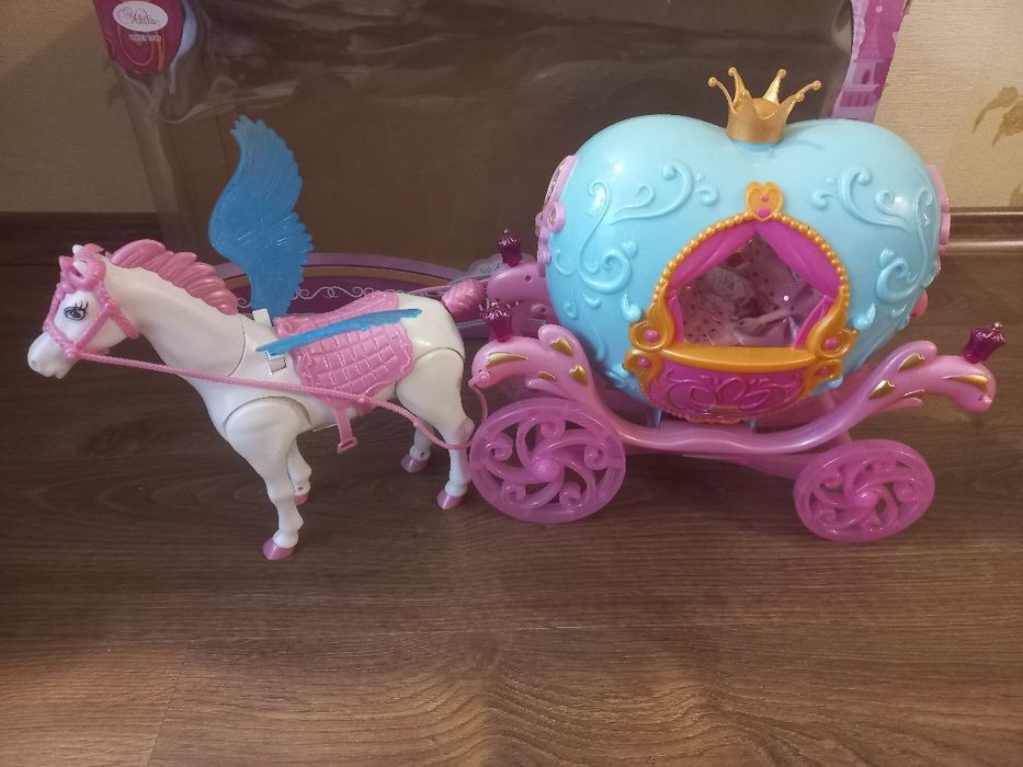 Карета з лялькою