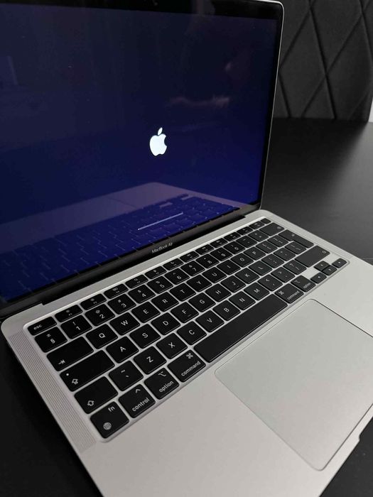 MacBook Air M1 13 cali / 97% baterii