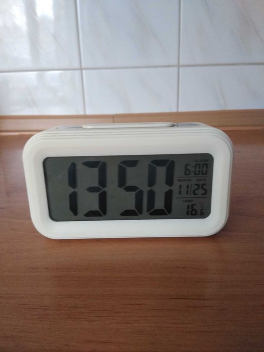 Zegar budzik cyfrowy na baterie