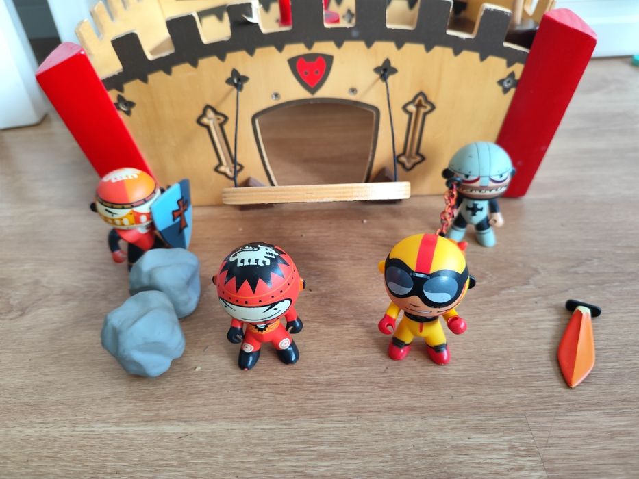 Castelo madeira com personagens