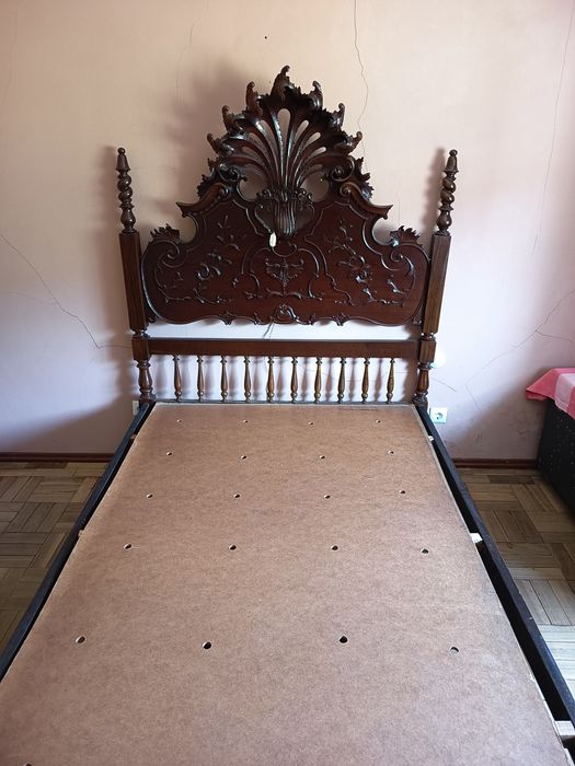 Cama em madeira e roupeiro em madeira