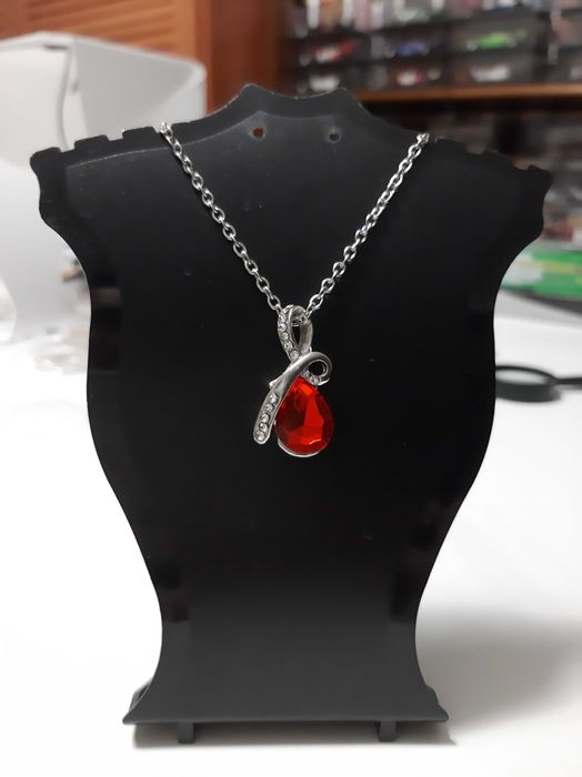 Fio com Pendente de Cristal Vermelho