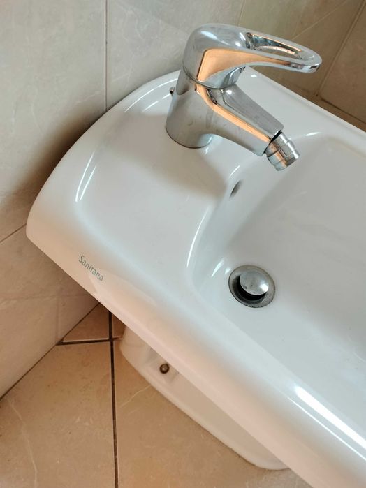 Bidé branco, marca sanitana, sem danos