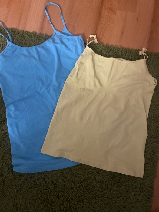 Top de alças verde lima e azul