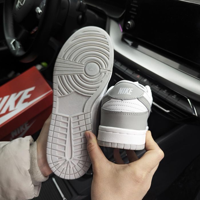 Nike dunk low біло сірі