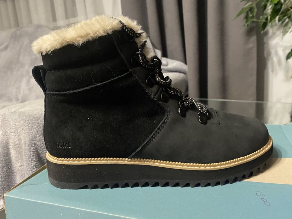 Нові черевики TOMS