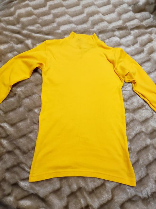 Гольф жовтого кольору