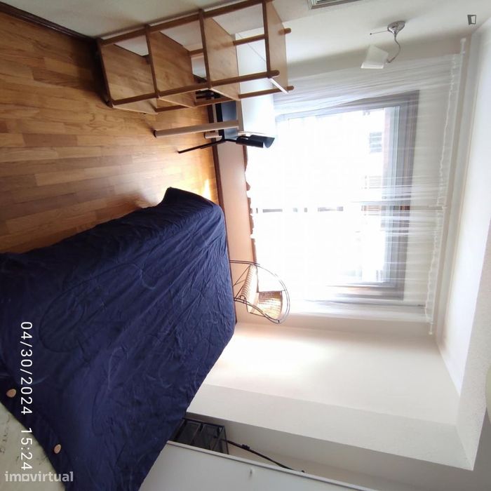 Quarto - localizado em Santa Marinha Porto