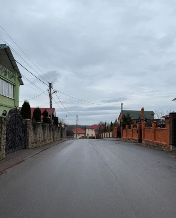 Будинок Південно-Захід є всі комунікації, поряд ставок.ТОРГ 37903
