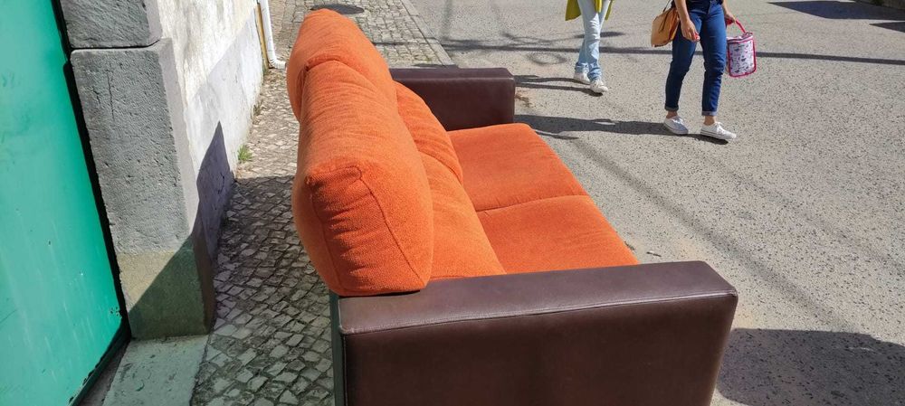 Sofá moderno castanho e laranja de 3 lugares