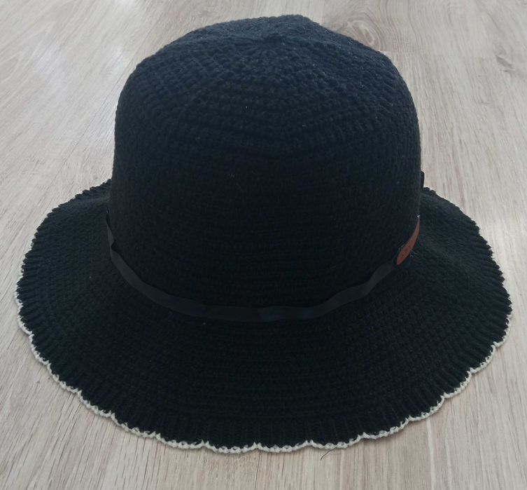 Kapelusz czarny damski na upalne dni.
