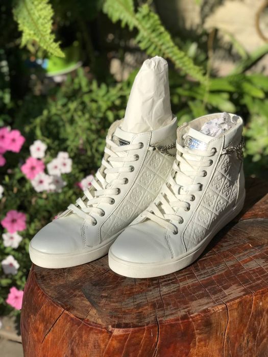 неймовірні GUESS ботинки