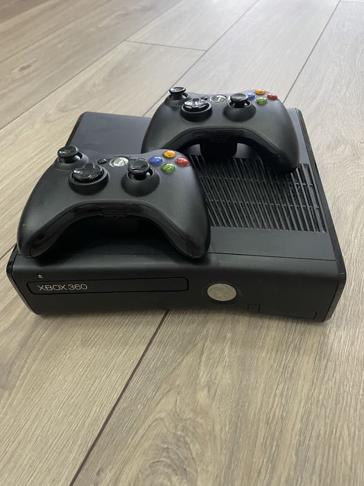 Ігрова консоль xbox 360 з 2 геймпадами