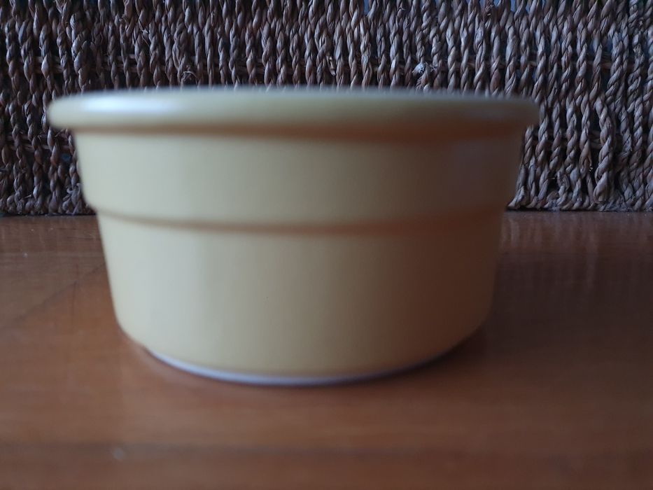 Żółte,ceramiczne naczynko