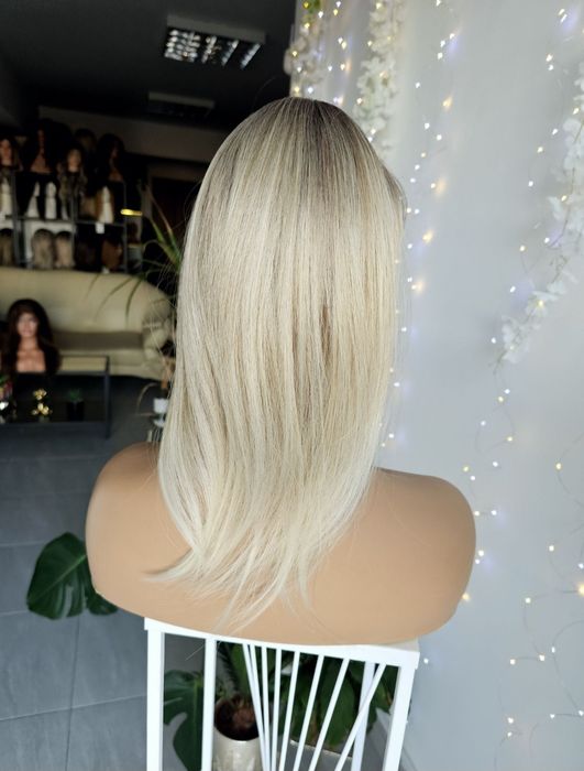Mini topper Iga jasny blond z odrostem i grzywką naturalny efekt