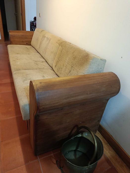 Sofa original em madeira de castanho fabrico nacional a precisar de estofar