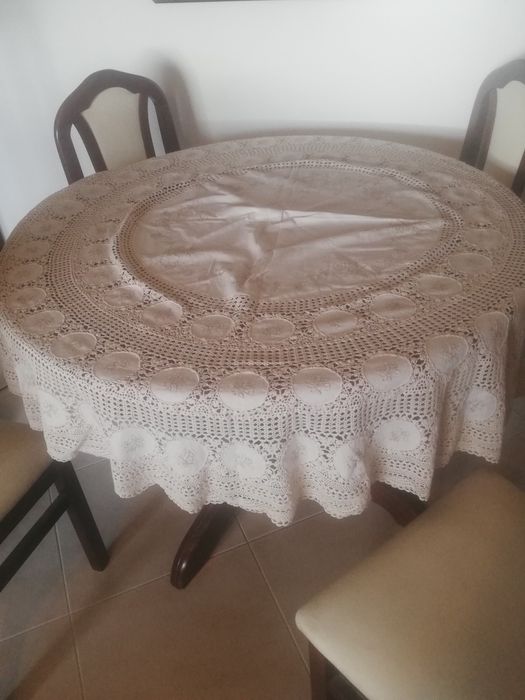 Toalha de renda feita à mão, para mesa redonda. .