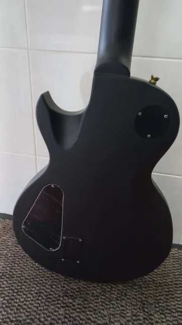 Guitarra Harley Benton Progressive Line + Amplificador Cube 20 XL