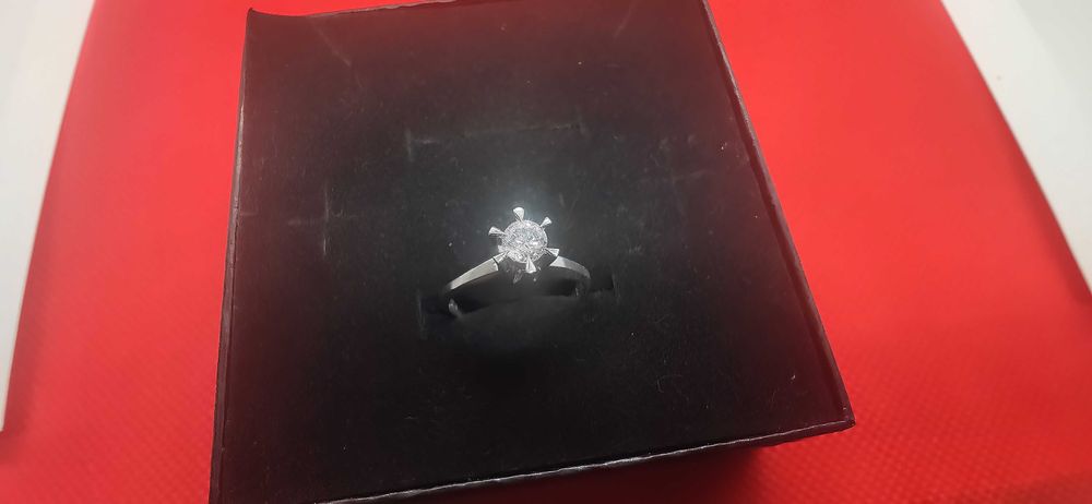 Platynowy pierścionek z brylantem 0.31ct, certyfikat