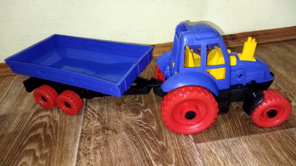 Трактор з прицепом