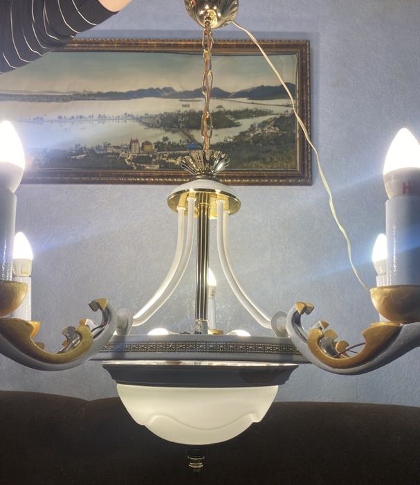Красива стельова люстра на сім ламп