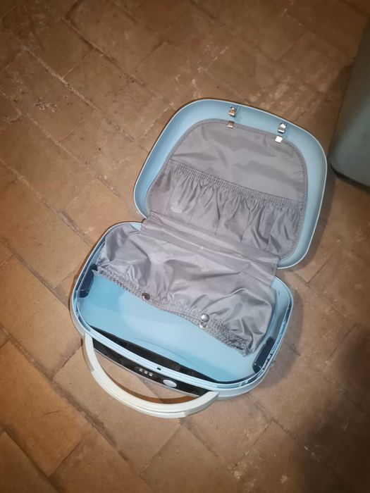 Conjunto mala viagem rigida e necessaire