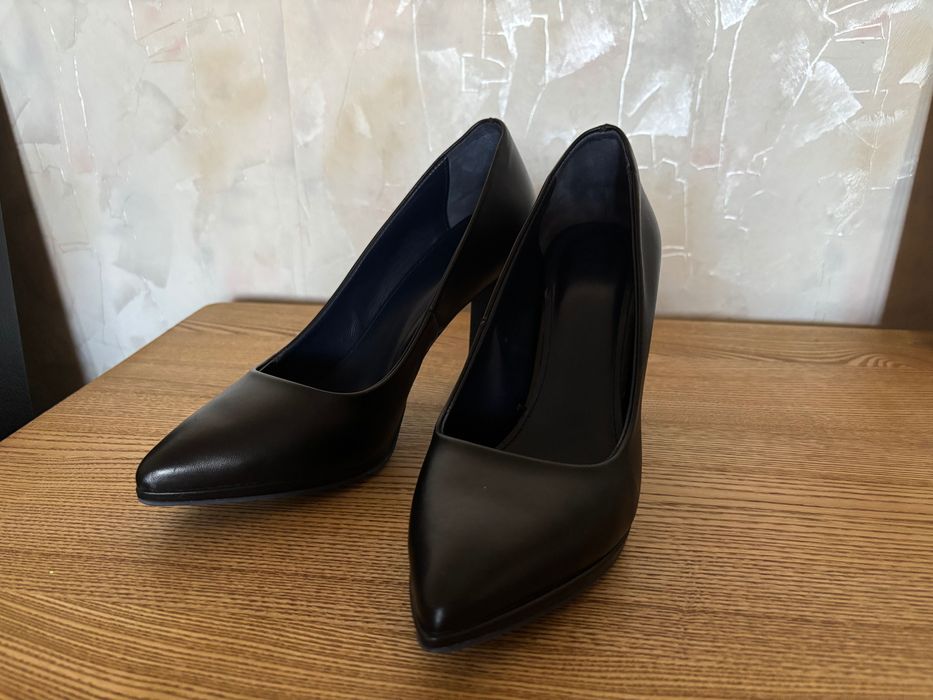 Класичні чорні туфлі United Colors of Benetton, розмір 38-39