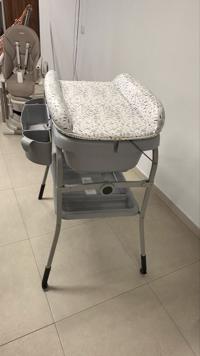 Carro, cadeira de refeições e banheira de bebe