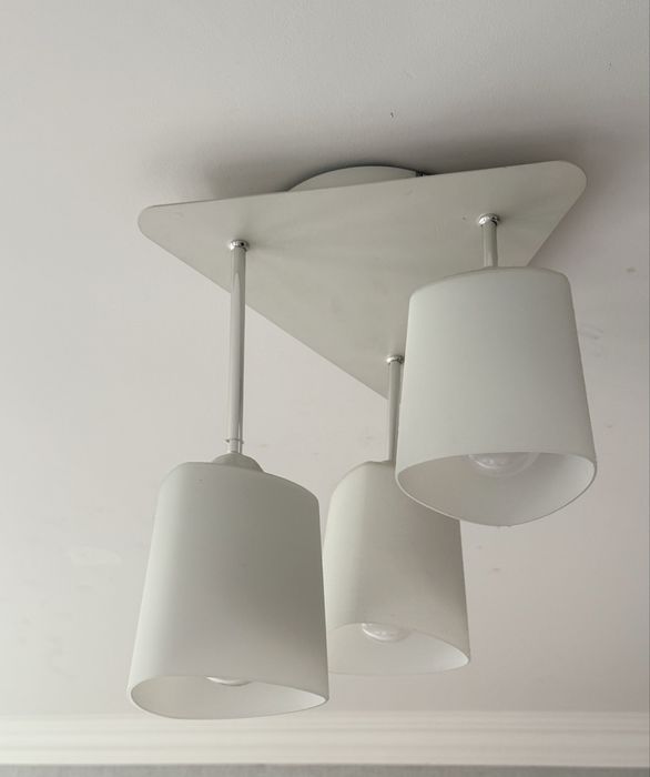 Biała lampa sufitowa