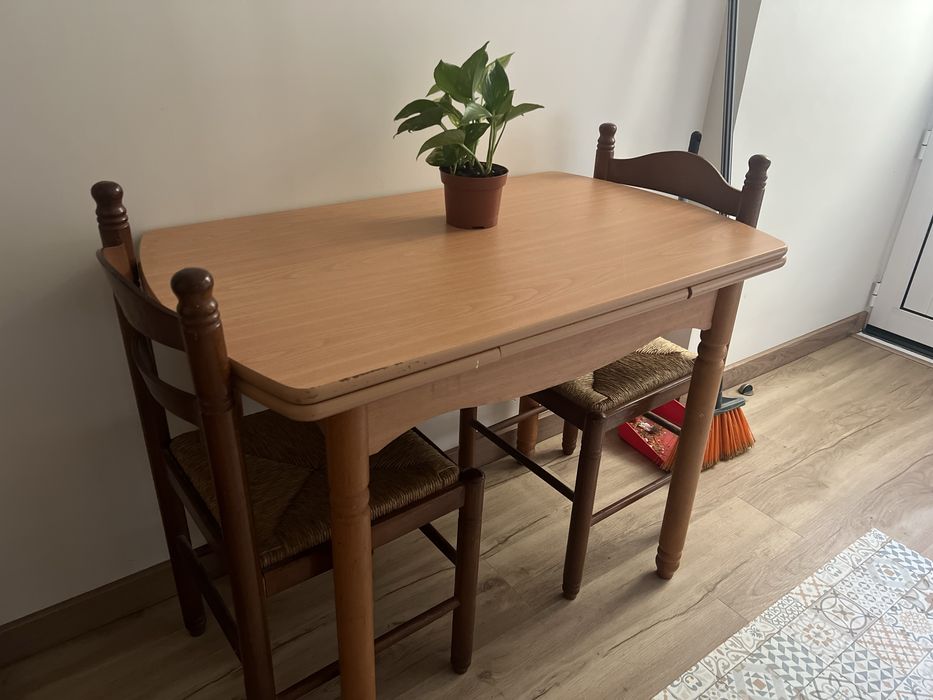 Mesa extensivel com duas cadeiras incluidas