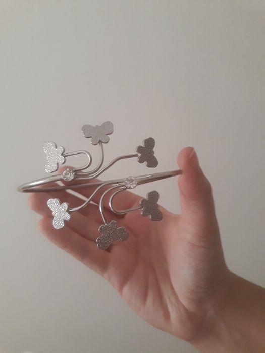 Bracelete em aço para usar acima do cotovelo