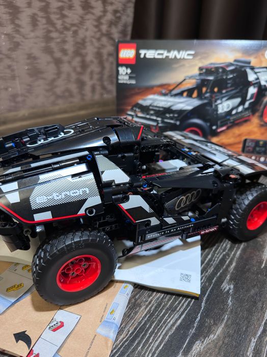 LEGO Technic Audi RS Q e-tron 42160