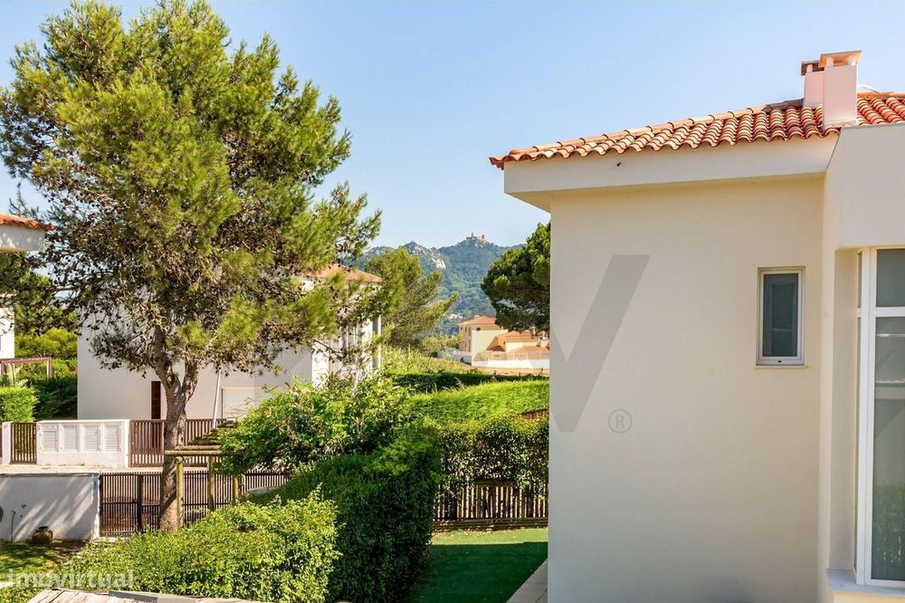 Moradia Familiar Contemporânea com Vista Panorâmica para a Serra de Si