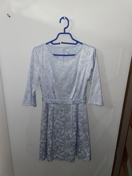 Elegancka i delikatna błękitna sukienka