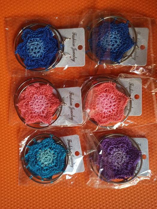 Kolczyki koła z szydełkowym motywem