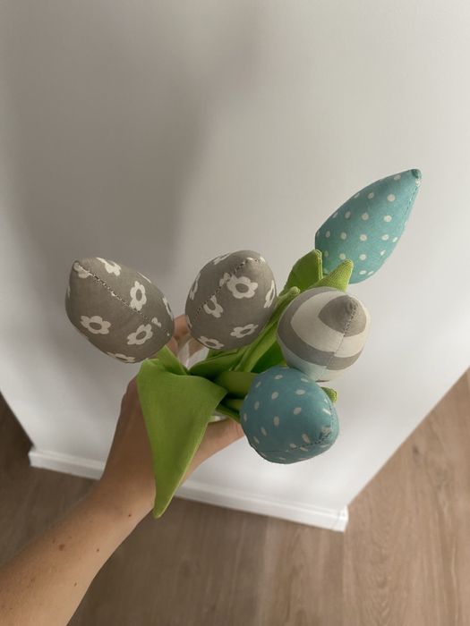 Pluszowe tulipany, kwiaty do wazonu