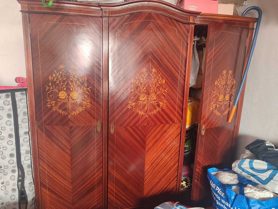 Armário antigo em madeira maciça – 3 portas – estilo clássico